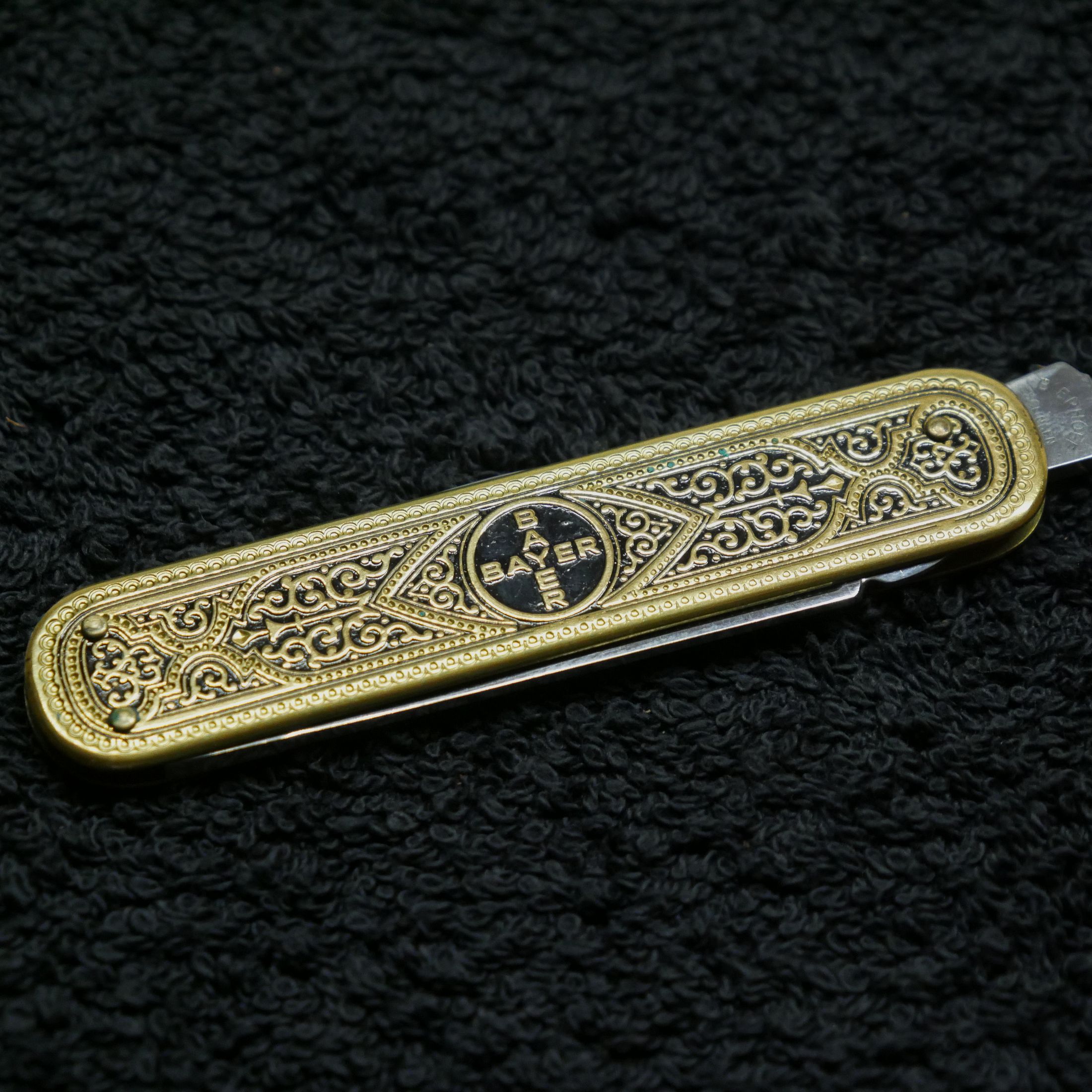 Nóż składany Justus Bierhoff Solingen 3-częściowy ornamentowany z logo Bayera z etui ochronnym vintage