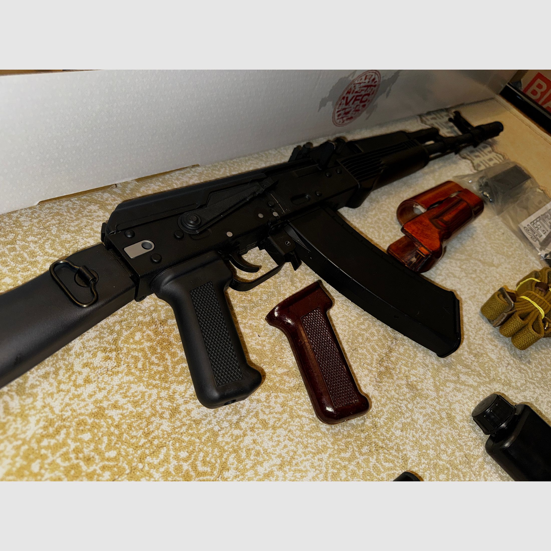 VFC AK 74M GBB full metal con accessori, marcatura F e confezione originale