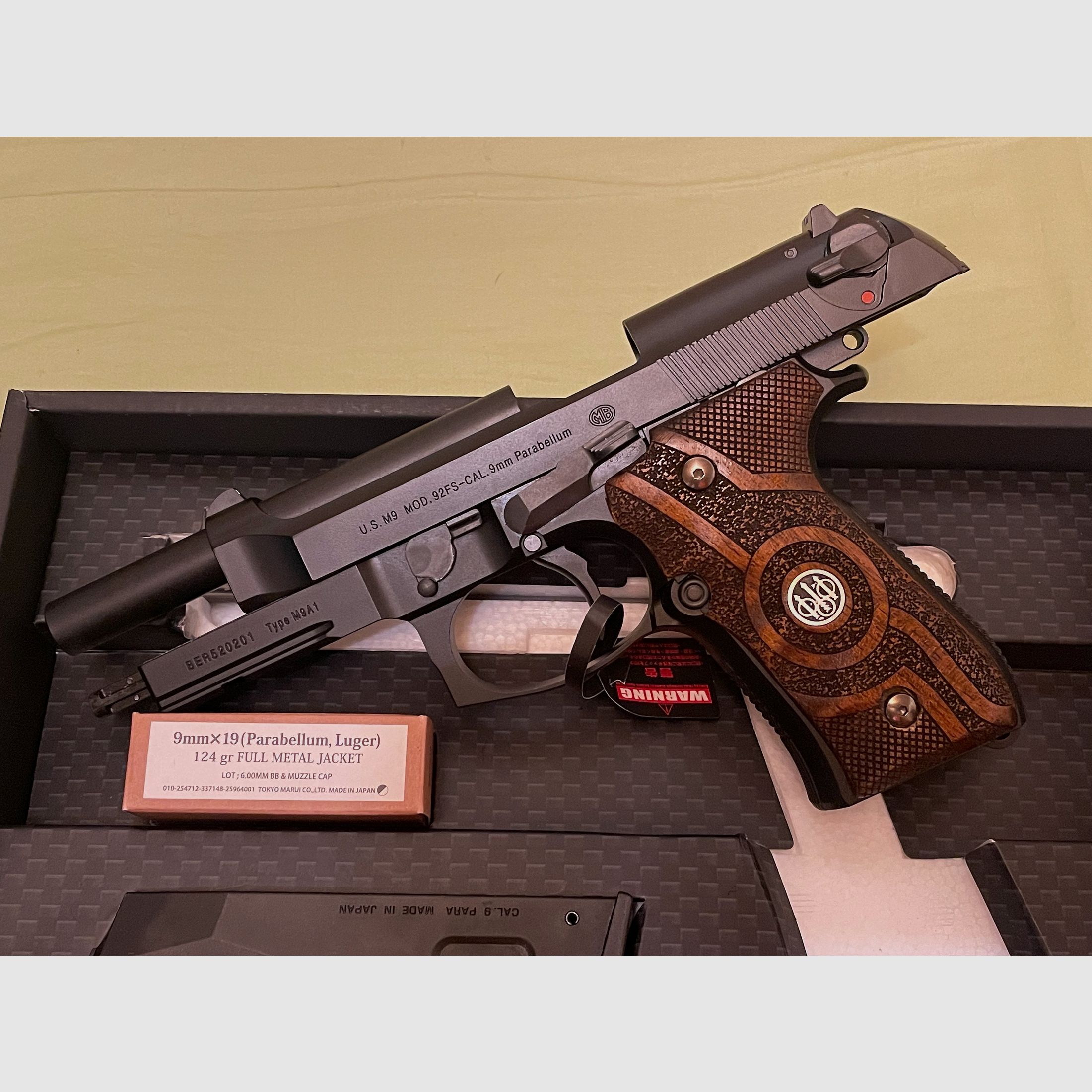 Tokyo Marui Beretta M9A1 Airsoft / Softair avec des poignées en bois véritable (comme neuf)