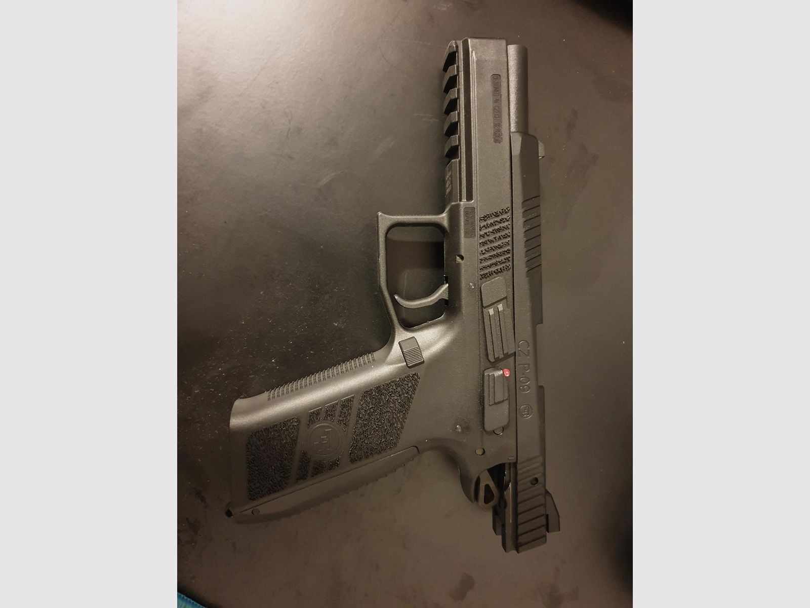 Airsoftpistole CZ P-09 (0,7 Joule) + umfangreiches Zubehör – neuwertig