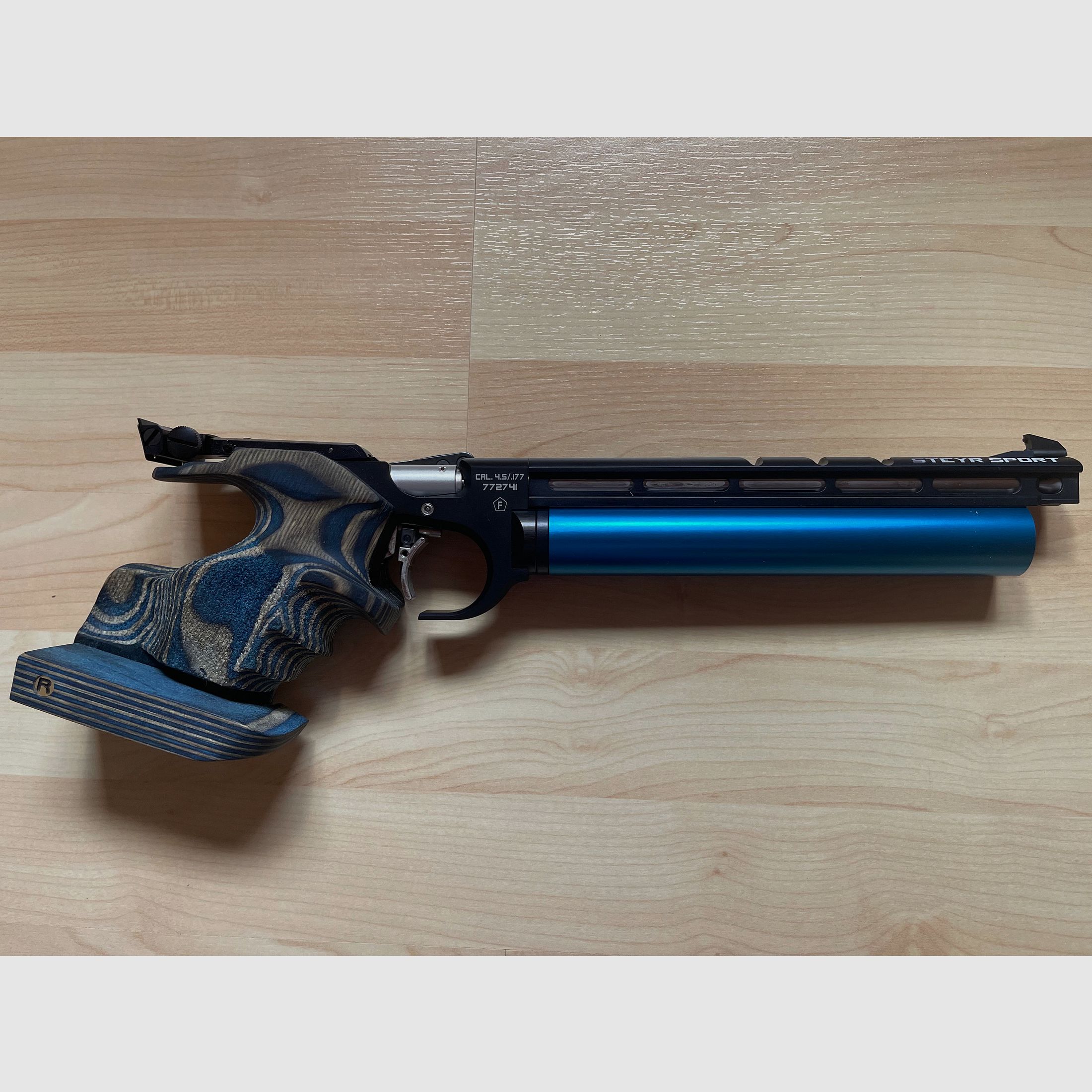 Steyr EVO 10 Match-LP (czarny) + 2 niebieskie kartusze (atest TÜV do 2033 r.) – oryginalny chwyt M prawy i chwyt Rink – stan idealny, zdjęcie 2 z 4