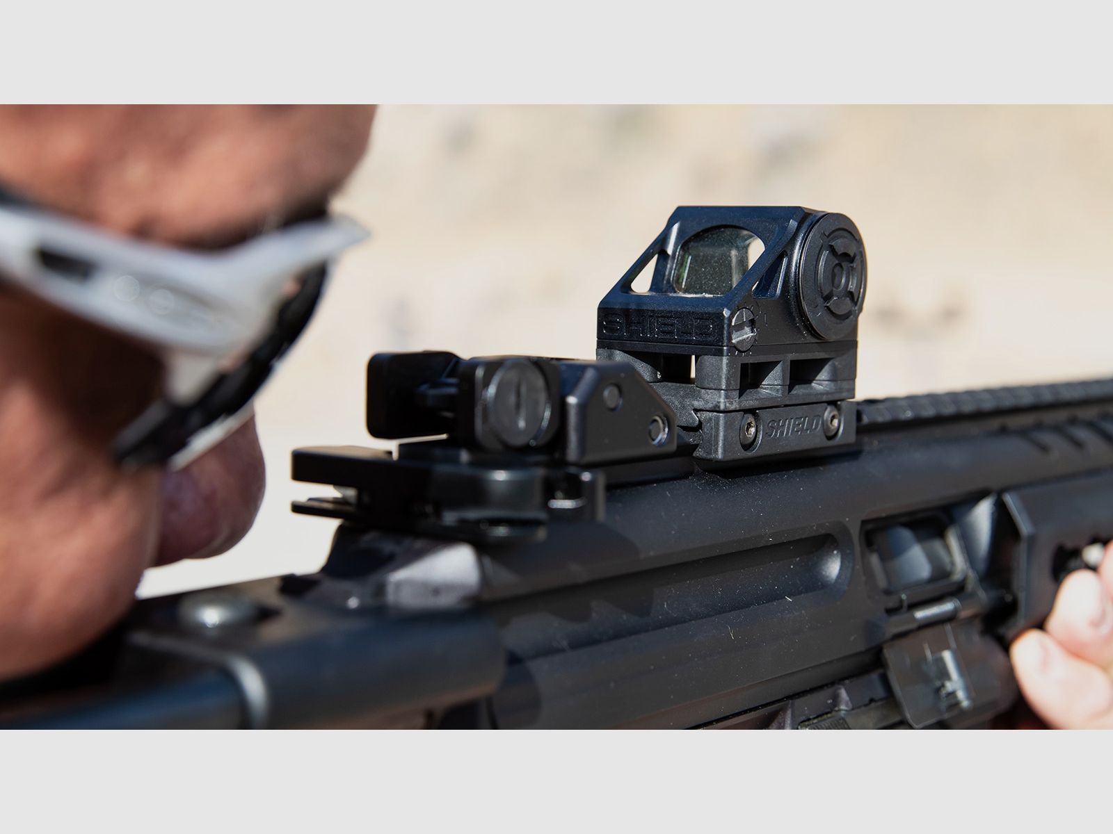 SHIELD Switchable Interface Sight 2 Center Dot (SIS2-CD) Rotpunktvisier – umschaltbares Center-Dot-Absehen – Mattschwarz