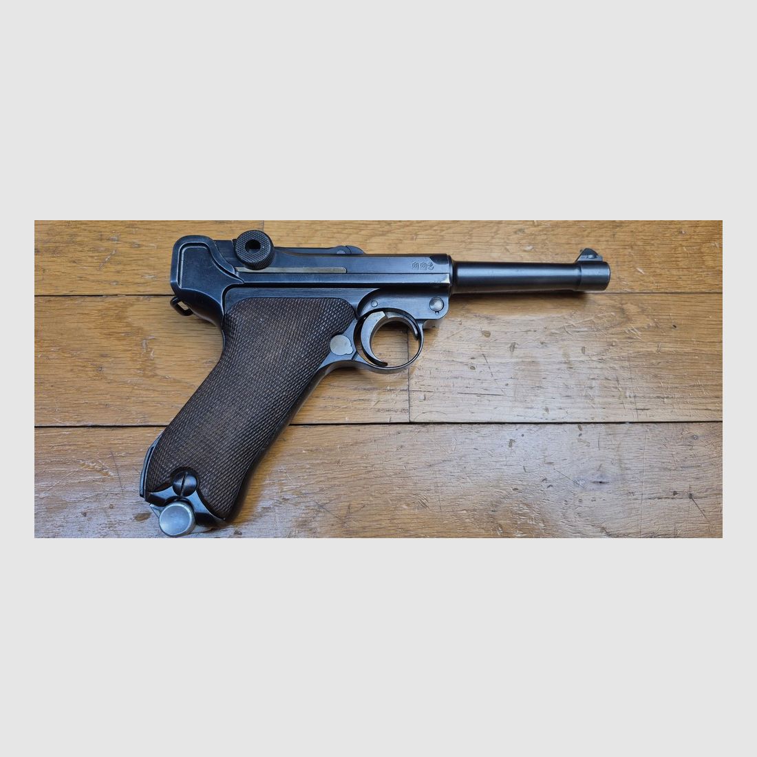 Sehr seltener und schöner Luger P08 Polizeipistole – Weimarer Zeit – Sonderanfertigung DMW von 1920 bis 1921 Polizei /Armee – Eine der 45.000 neu produzierten sogenannten „Alphabet DWM“ – Seltene Abzugssicherung „Schywie“ nach 1933 – Vollständig monomatrikuliert außer Magazin – Sehr schöne Mechanik und Ästhetik – Sehr guter Lauf – Seltenheitszustand und von großer Seltenheit – TBE+/TBE++, Bild 17 von 24