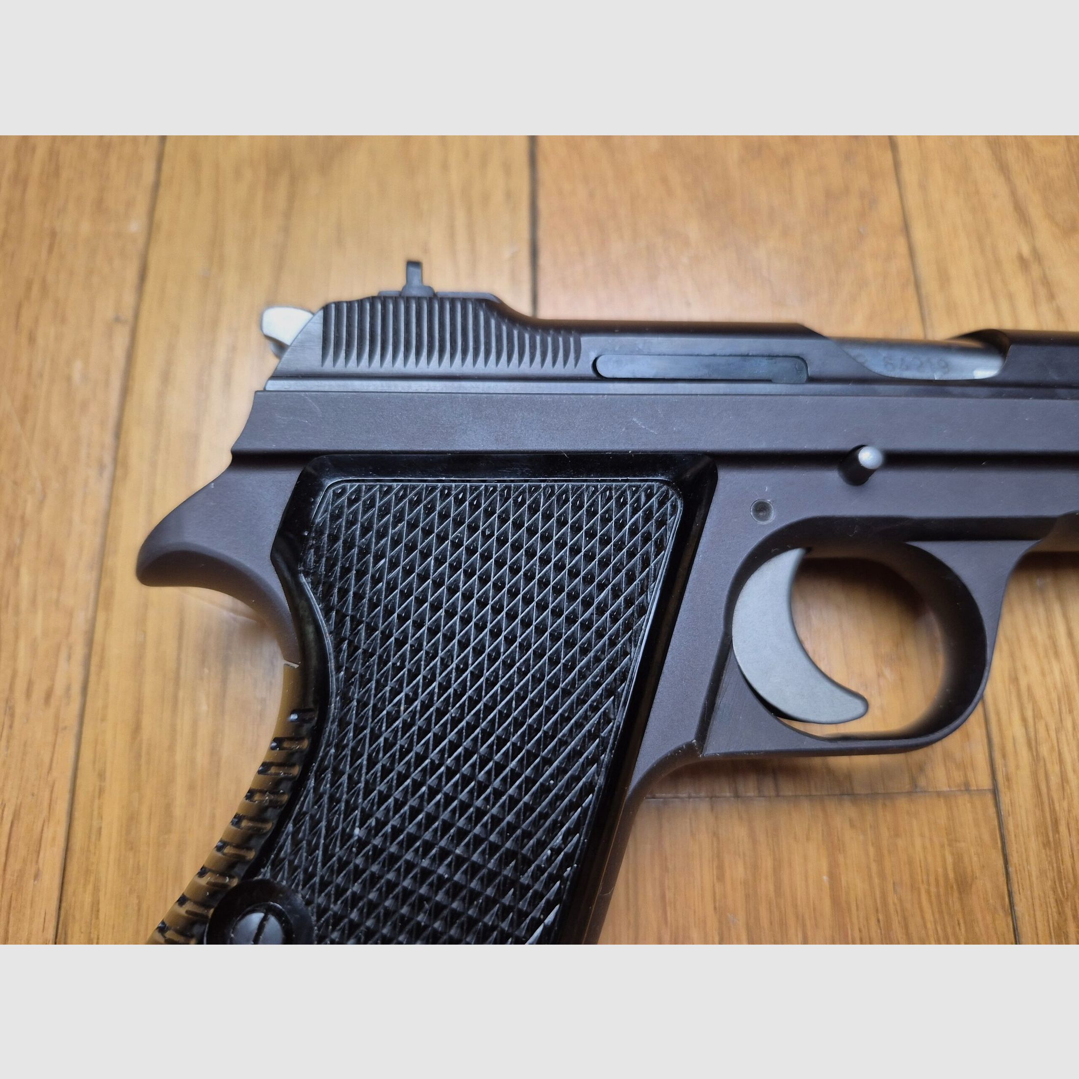 Spendide pistolet SIG P210-2 – Mythe du 9 para – Arme civile conforme au type Armée post 1952 du 4° contrat militaire – Fabrication SIG suisse de 1969 – Bronzage superbe à 99,5% – Fonctionnement et canon de rêve – État TBE+++ !, image 17 sur 19