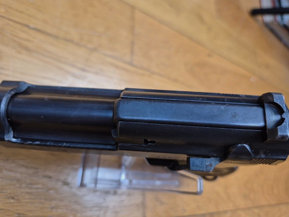 Très beau Pistolet Walther P38 – Fabrication Walther de décembre 1941 – Bronzage d&rsquo;origine à 99% – Mécanique impeccable – Superbe canon miroir – 100% pièces d&rsquo;origine – Mono-matricule sauf chargeur – Excellent état – TBE+, image 14 sur 22