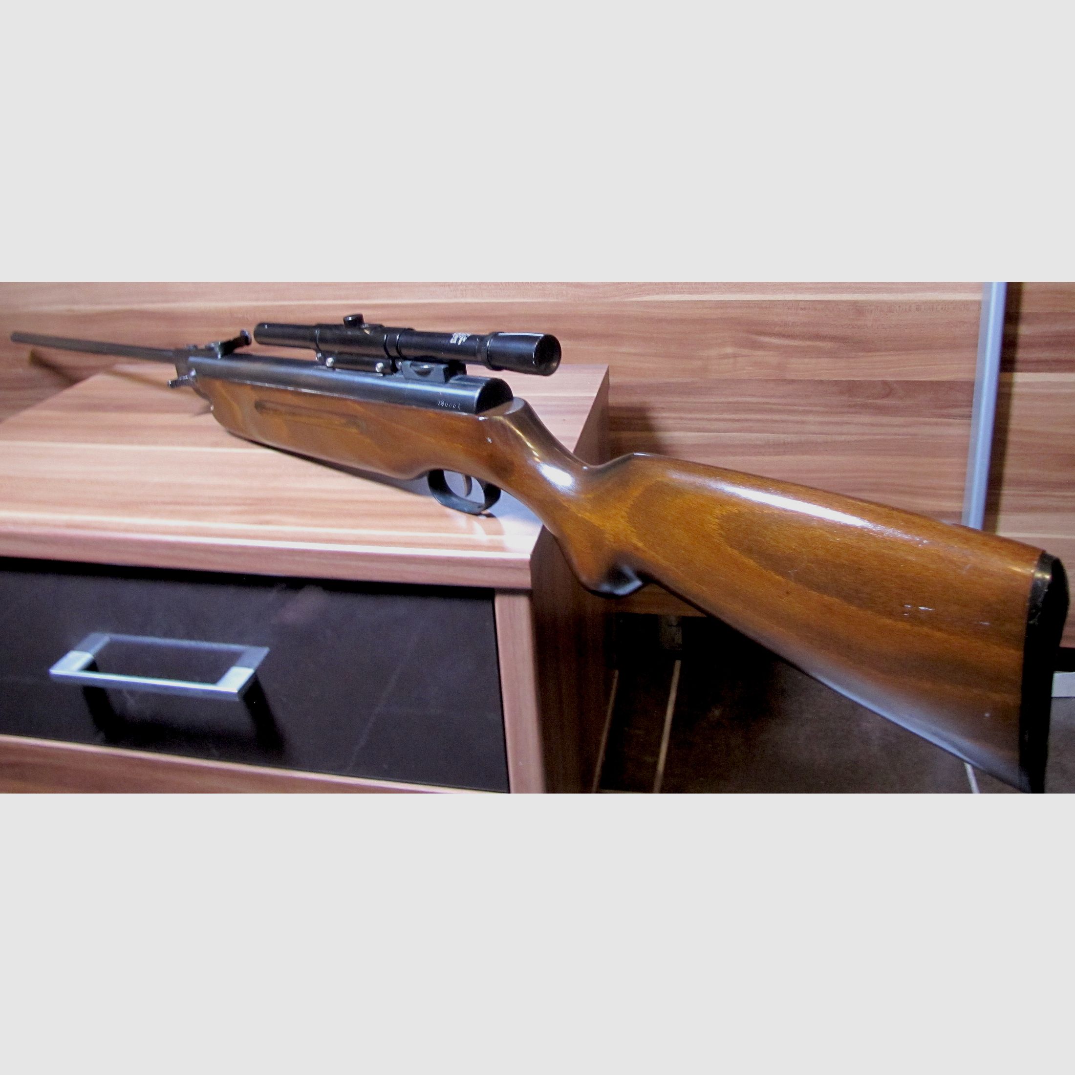 Karabinek pneumatyczny marki Weihrauch, model HW 35