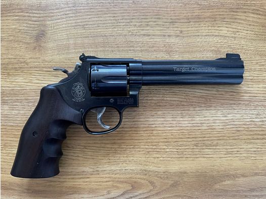 Smith & Wesson	 586-4 Target Champion