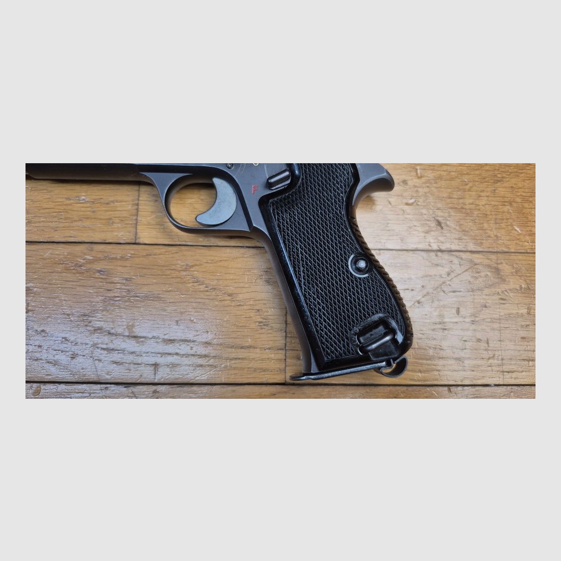 Sehr schöner SIG P210-2 Pistol – Mythos des 9 para – Militärwaffe des 4. Vertrags – Ca. 1955/56 – Sehr schöne Brünierung – Traumhaftes Funktionieren und Lauf – 2 zusätzliche Magazine und Holster (das komplette Paket!) werden zusätzlich mitgeliefert – Zustand TBE++/TBE+++!, Bild 4 von 28