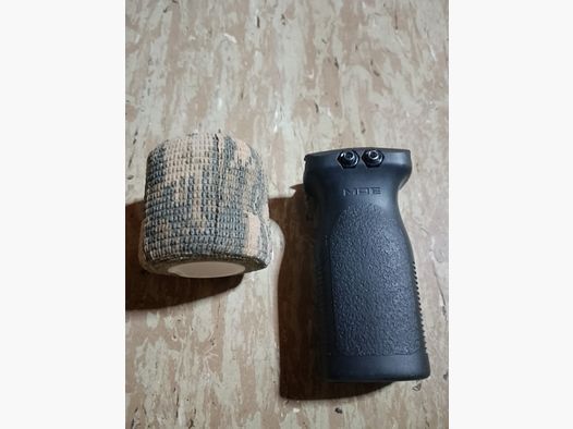 Neuwertige  Mde Frontgrip  für 21mm picatinny Griff Vordergriff mit zusätzlich einer neuen Rolle Tarnband flecktarn band