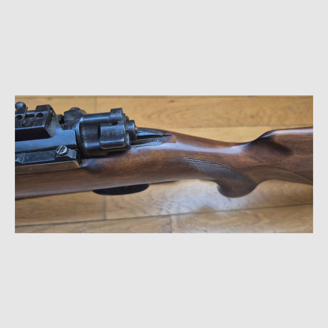 Fucile da caccia Mauser 98k sporterizzato — Cal. .300 Win Mag — Azione militare tedesca del 1941 — Artigianato belga di alta qualità — Calcio a pistola, guancia viennese e calcio Monte Carlo — In 4+1 colpi — Legno molto bello e brunito al 99% — Meccanismo fluido e fermo allo stesso tempo — Canne a specchio — Montaggio in acciaio al 100% per ottica — Bella arma — TBE/TBE+, immagine 12 di 34