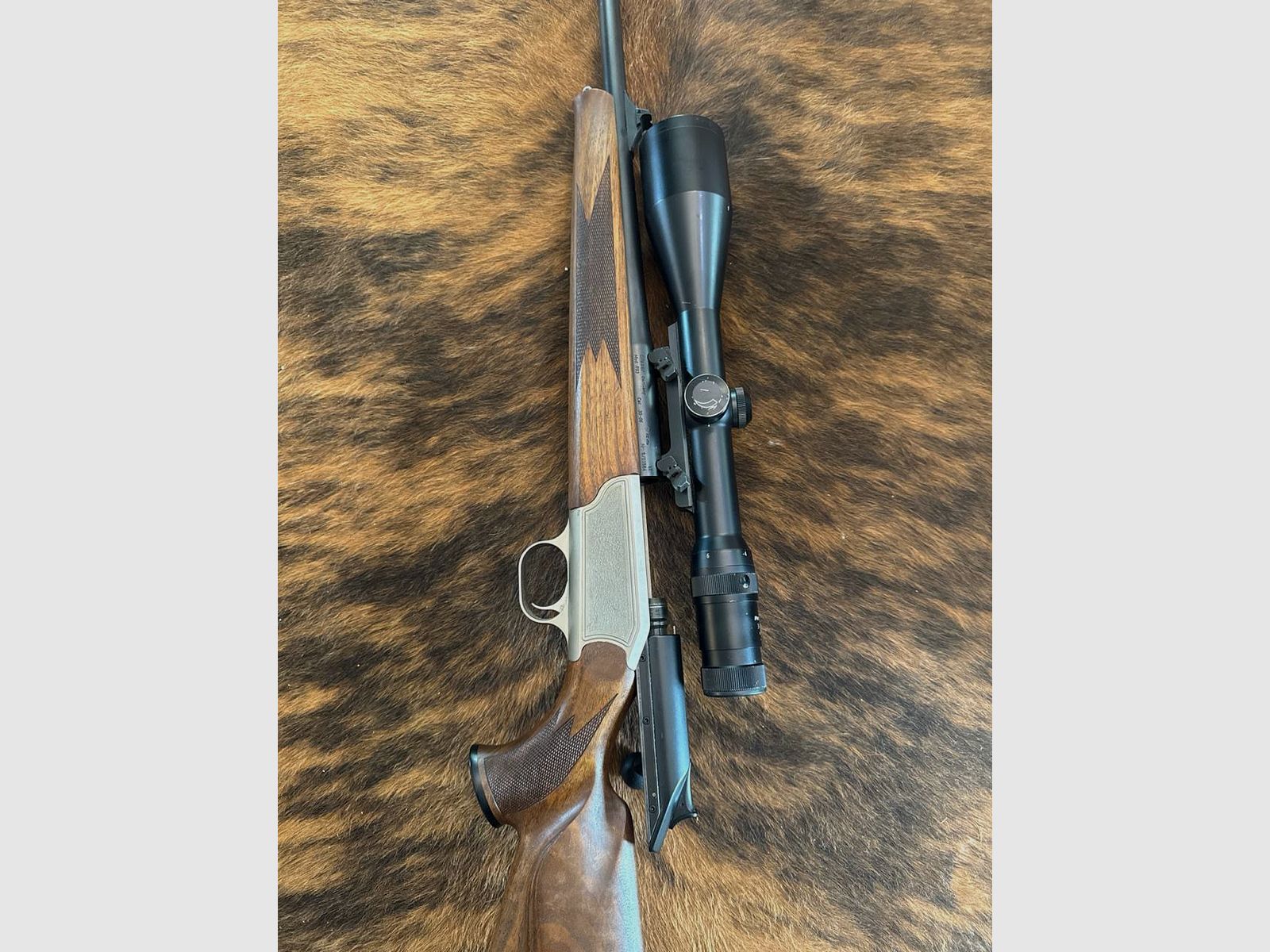 Blaser R93 ripetitore a otturatore lineare calibro .30-06 con montaggio originale Blaser e ottica Frankonia 3–12×56, reticolo 4