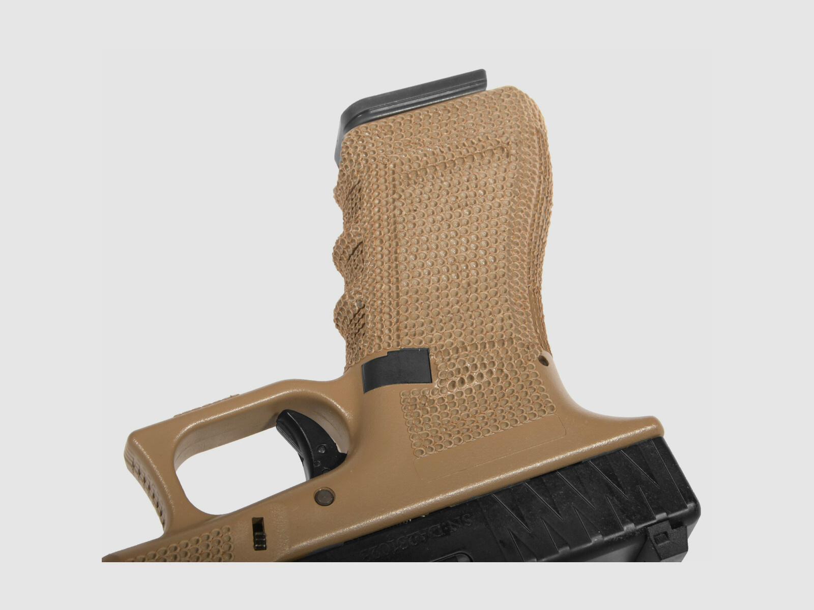 P05 GBB Airsoft Pistole in Tan | Delta Armory