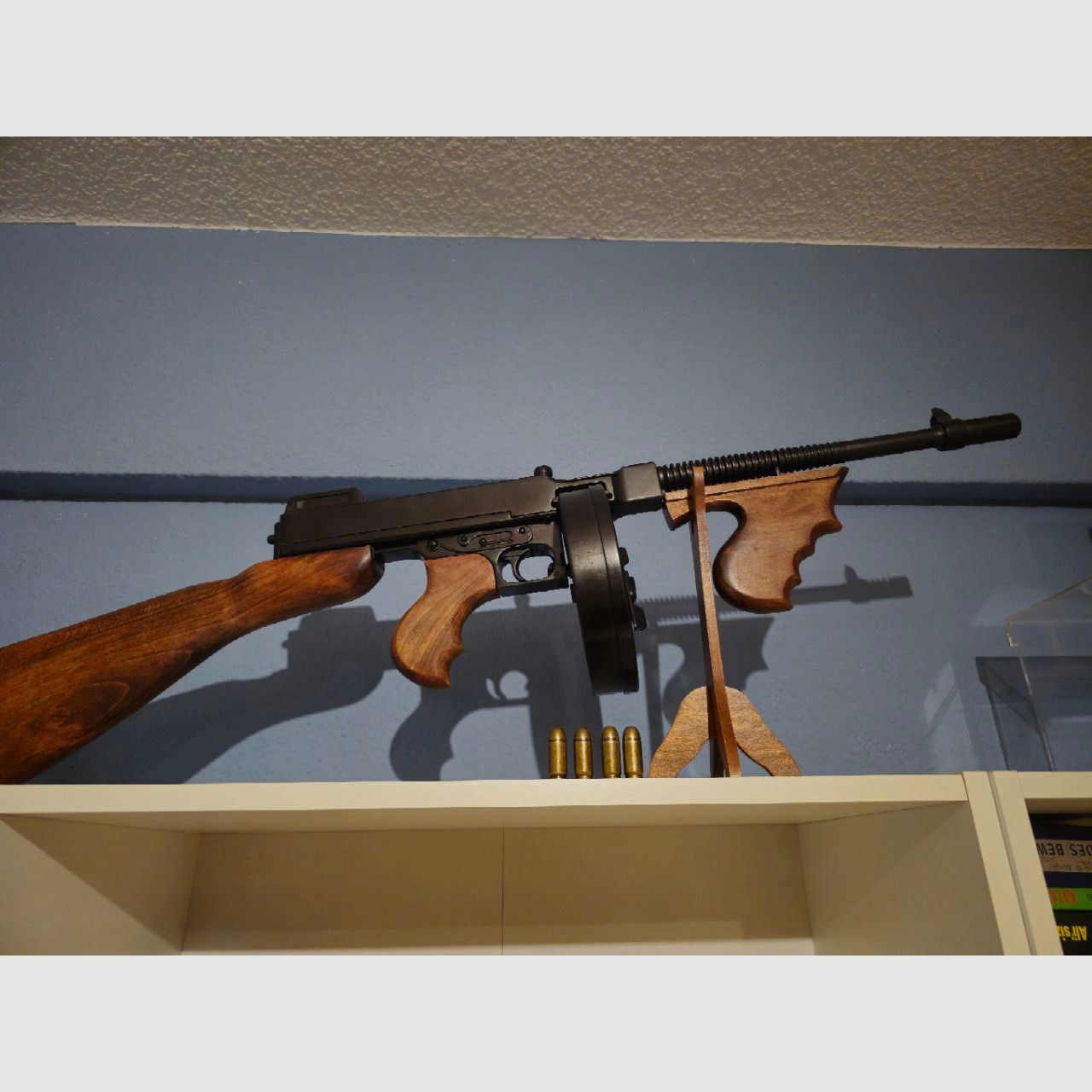Dekowaffe Thompson M1928 "Chicago Typewriter" Replik von Denix inkl. Zubehör – Nicht schussfähig!