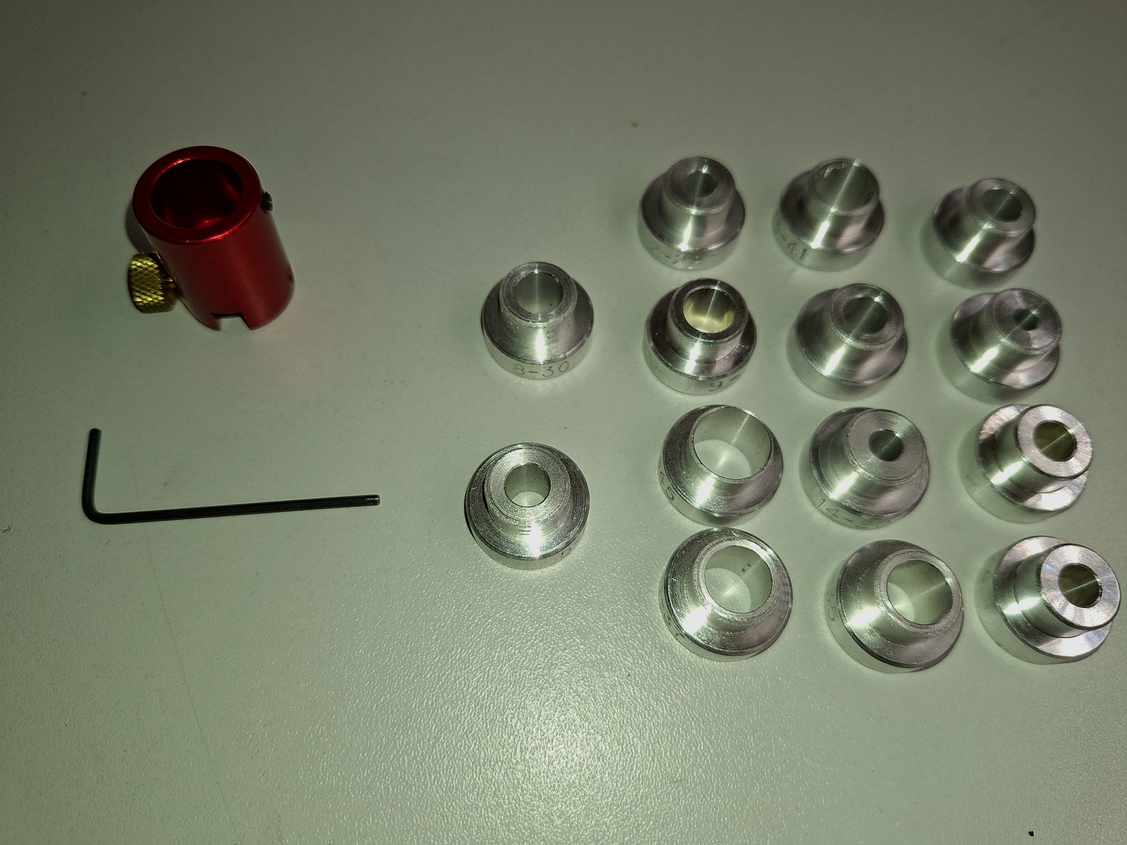 Hornady LNL Comperator Set mit 14 Kalibereinsätzen für Messschieber