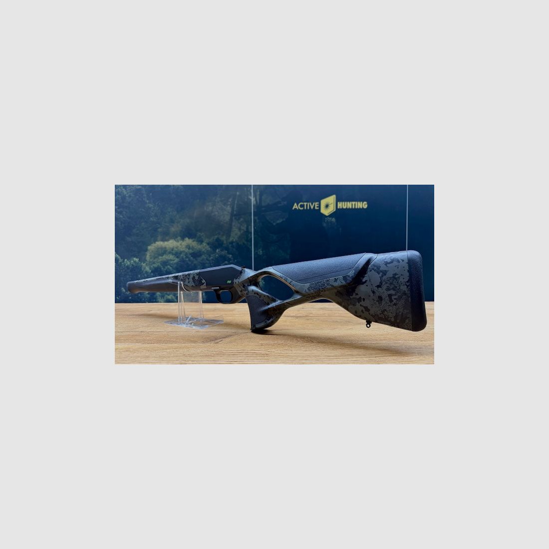 Schaft mit Gehäuse/System - Blaser R8 Custom Carbon HunTec-Camo / Elastomereinlagen / Logo in giftgrün