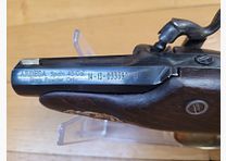 Intéressant pistolet de poche à percussion Deringer – Par Ardessa Custom – Cal.45 – Crosse traitée à l&rsquo;huile de lin – Quadrillage reprenant celui des originaux – Canon neuf – Très belles rayures et beau bronzage bleuté – Monstre de poche pour de grandes sensation au stand ! – Un indispensable des rues de San Fransisco vers 1850 et l&rsquo;arme qui a tué Lincoln ! – Neuf !