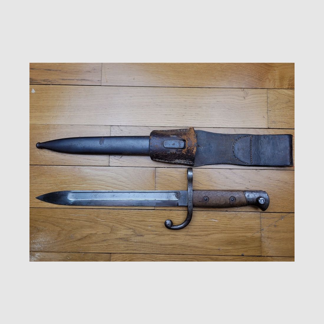 Peu courante baïonnette belge dite « jeannette » – Mauser 1889 – Au numéro – Porte-fourreau – TBE, image 2 sur 13
