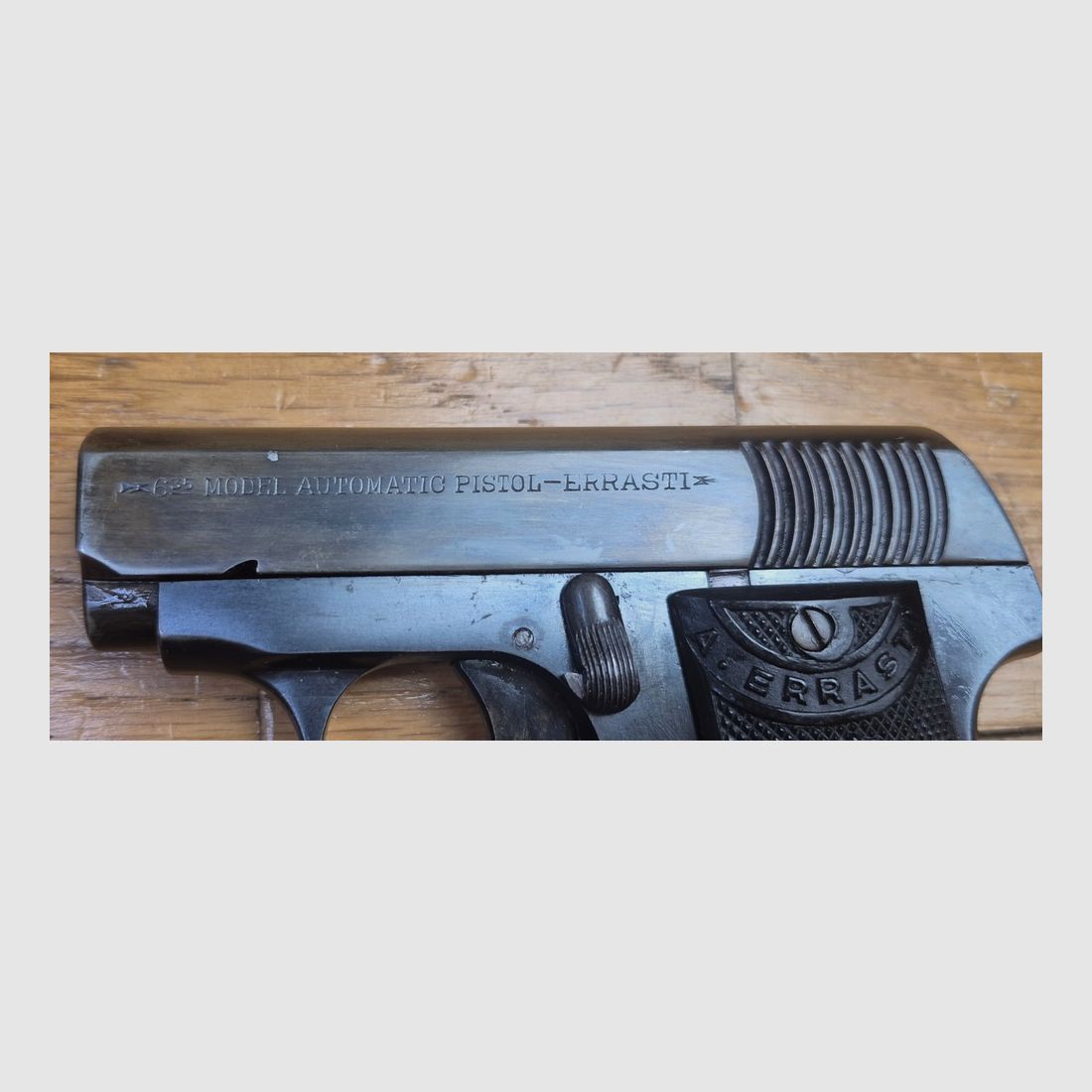 Kleiner Selbstladepistole Errasti Modell 1912 – Kal. 6.35 Browning / 25 ACP – Sehr gute spanische Kopie des Browning 1906 – Waffe mit zwei Brünierungen und Horn-Griffschalen – TBE++, Bild 1 von 17