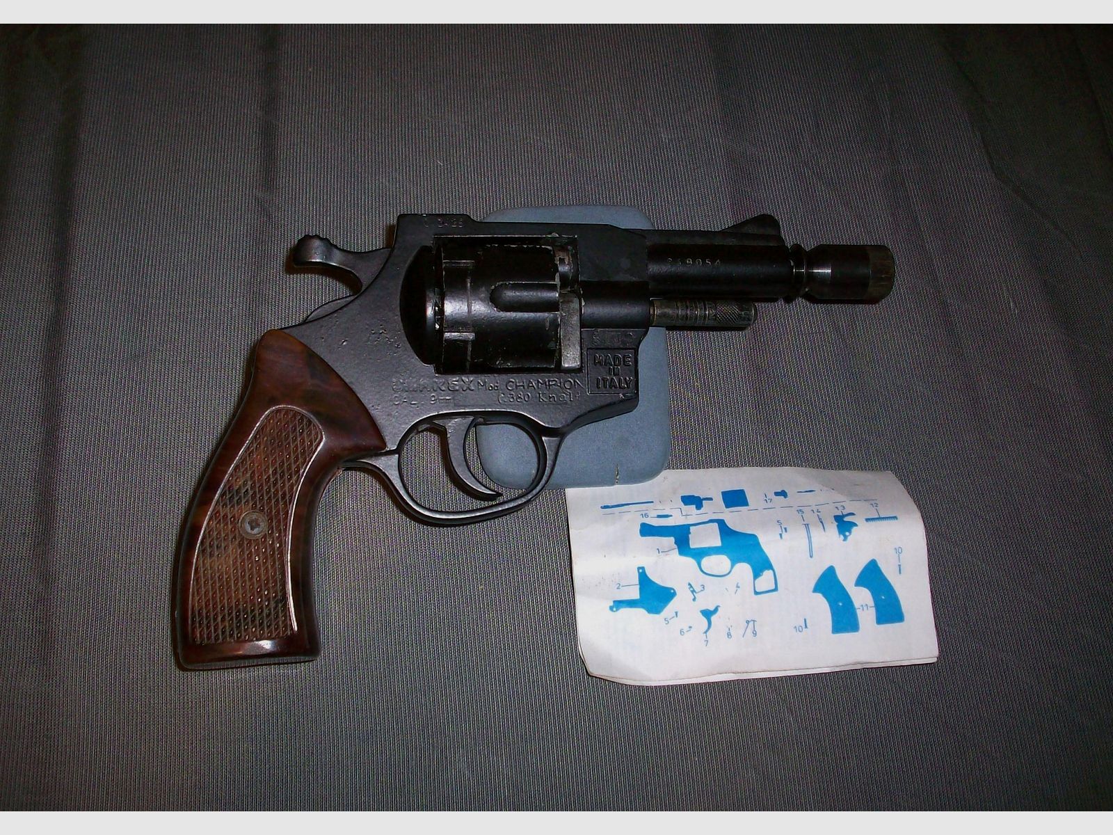 UMAREX - Mod. Champion gas revolver cal. 9 mm + accessories !