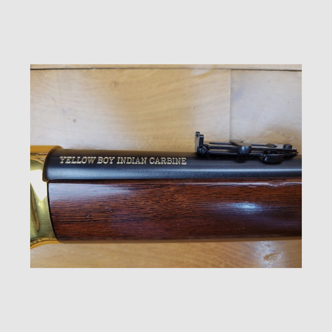 Belle Winchester commémo type 1894 « Yellow Boy » seulement 4.903 produites – Boite d&rsquo;origine – 30-30 Win – État parfait, image 5 sur 23