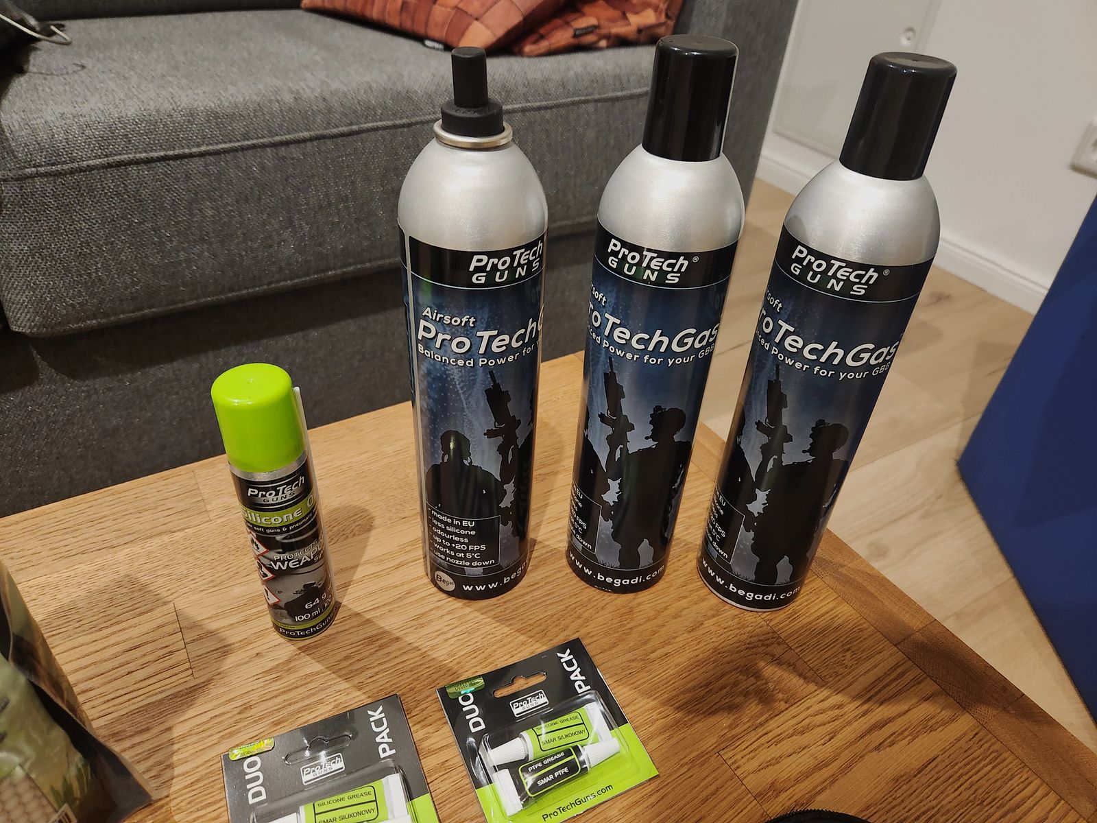 Airsoft Komplettset: Airsoftpistole aus Stahl mit Rückstoß und vollständigem Zubehör zu verkaufen.