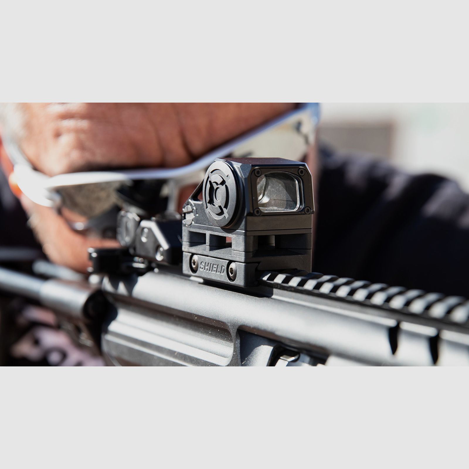 SHIELD Switchable Interface Sight 2 Center Dot (SIS2-CD) Rotpunktvisier – umschaltbares Center-Dot-Absehen – Mattschwarz