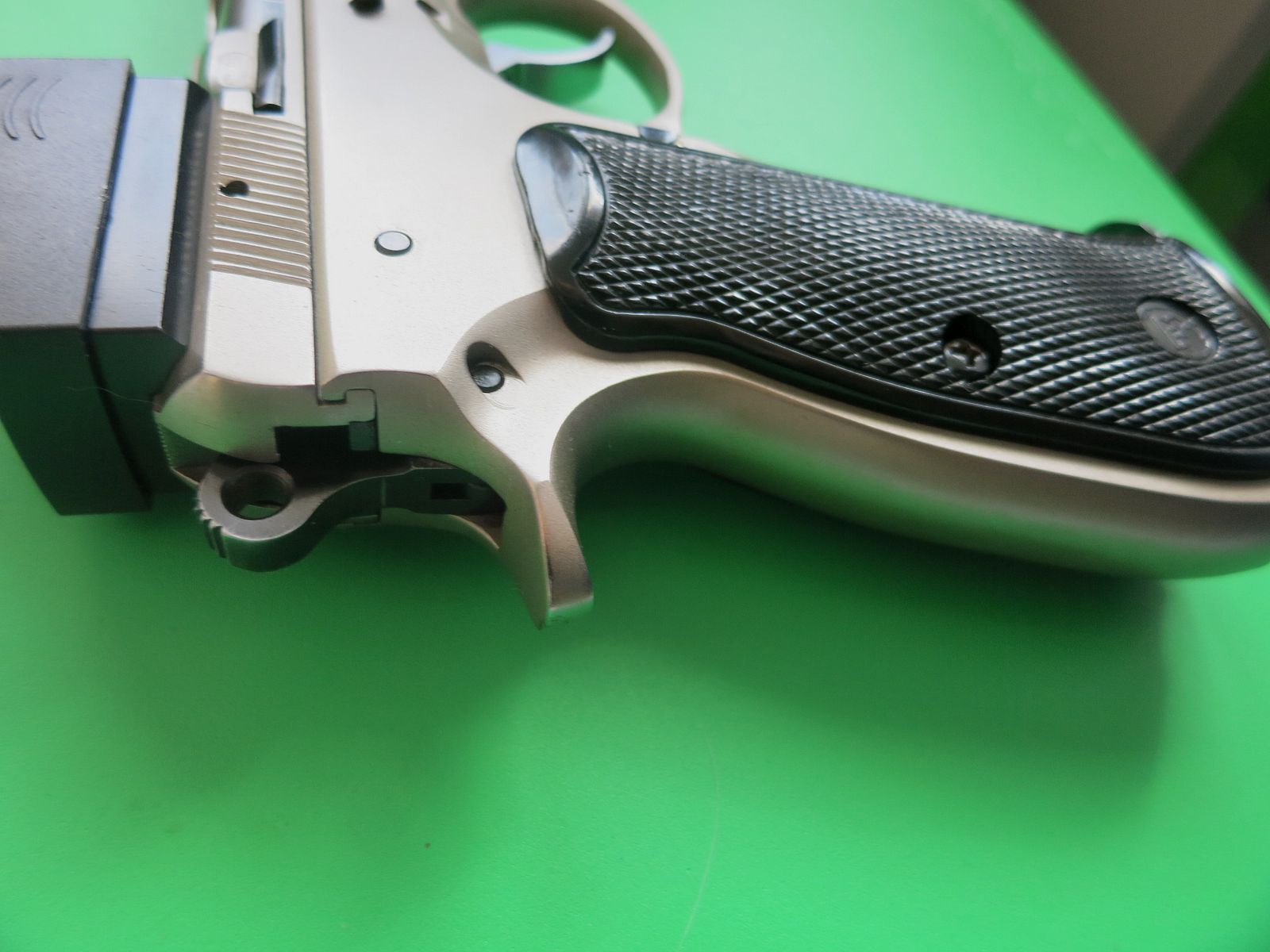 Brünner CZ75 B stainless or ČZ 75 (Česká zbrojovka), semi-automatic pistol, cal. 9×19 + Burris Fastfire #90