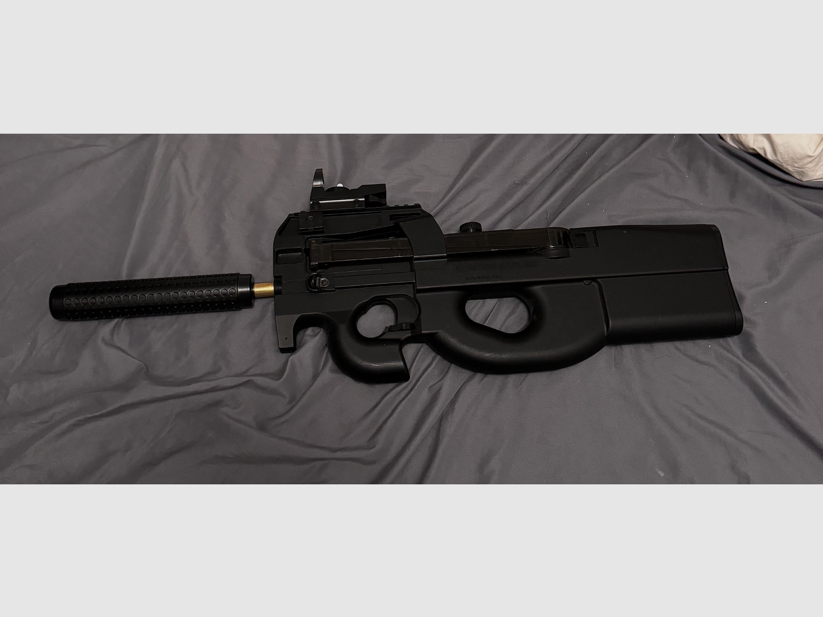 2xP90 mit 2 Magazinen und Ladegerät und vieles….