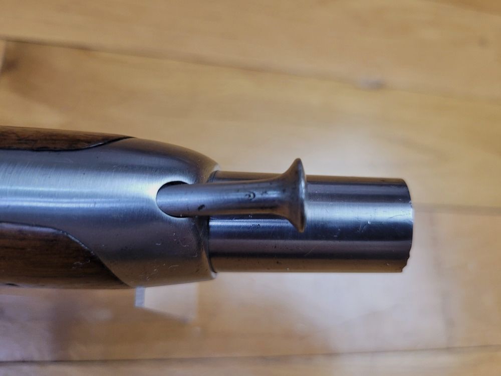 Sehr schönes Exemplar einer Gendarmeriepistole 1842 – Nationale Fertigung Mutzig – Waffe von August 1850 – Gut lesbare und einheitliche Stempel – Gut lesbares Holzschild – Sehr schönes Stück in einem seltenen Erhaltungszustand. – TTBE+, Bild 12 von 22