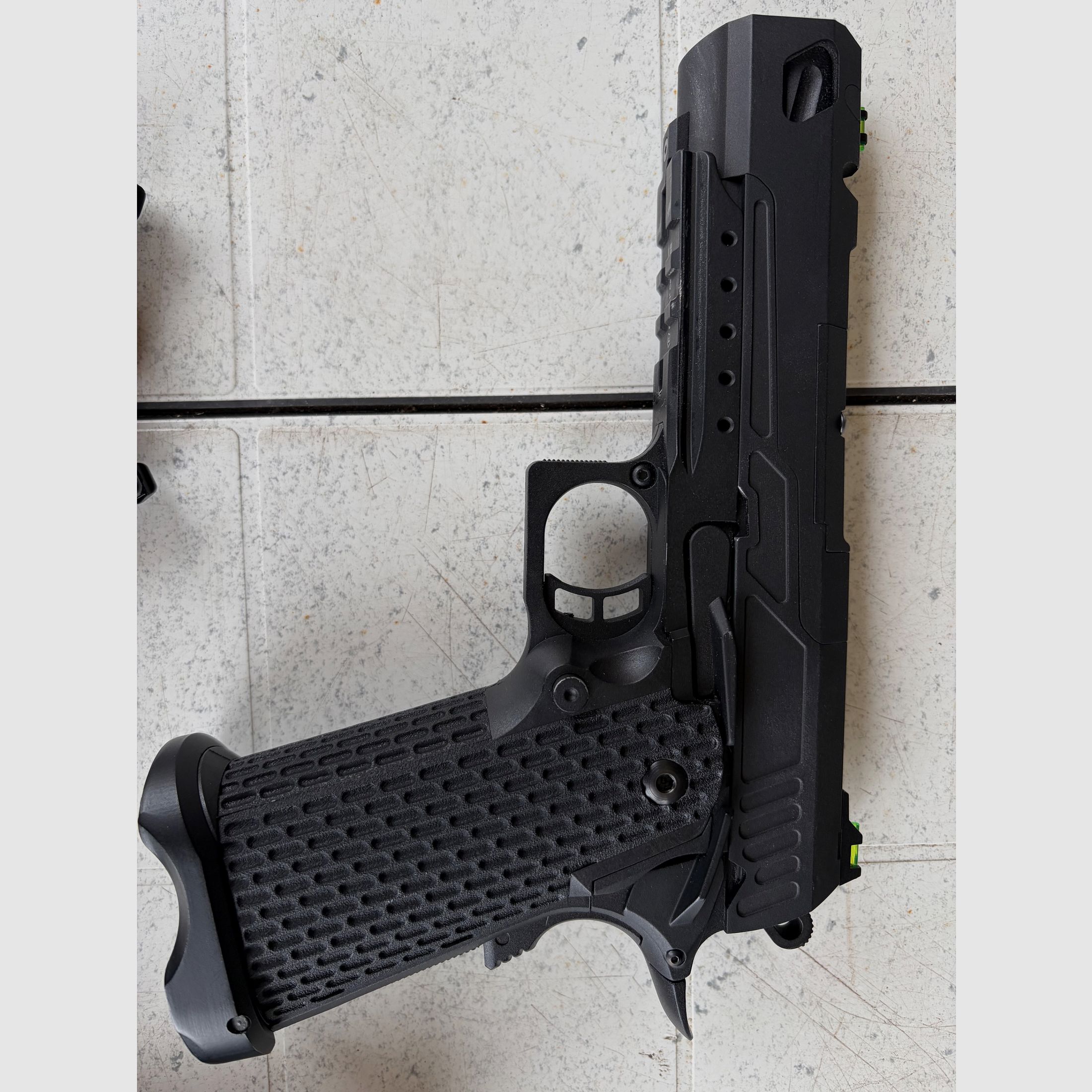 Novritsch Airsoft GBB Novritsch SSP5 5.1 3 Monate alt 2 Magazine und Red Dot Adapter , Bild 3 von 6