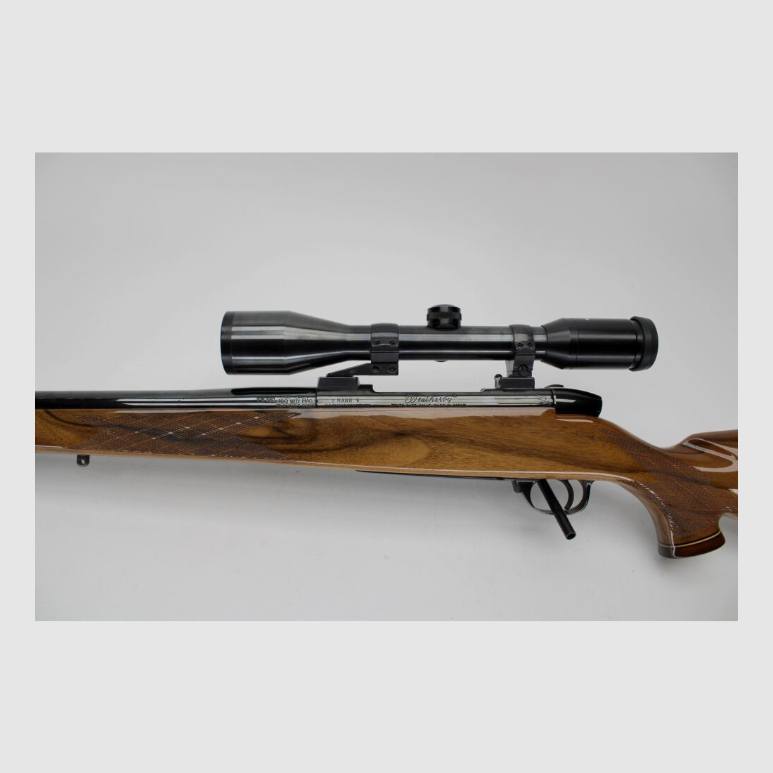 Re. Büchse Weatherby Mark V mit hochwertigem Lackschaft und Mündungsdämpfer .460WeathMag