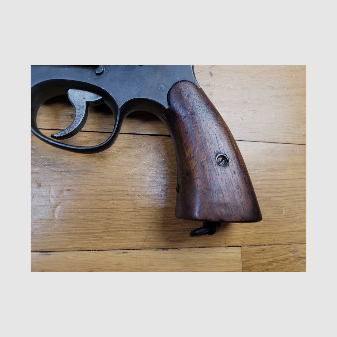 Seltener Revolver Smith & Wesson Victory – 4 Zoll und Kal. 38 SP (nicht 38-200! Nicht 38SW!) typischer US Navy – Die Waffe von Greg. „Papy“ Boyington und den Kopfjägern der VMF 214! – Reguläres BOYT US NAVY Holster von 1943 – Sehr schönes Set für eine historische und symbolträchtige Waffe! TBE+, Bild 23 von 34
