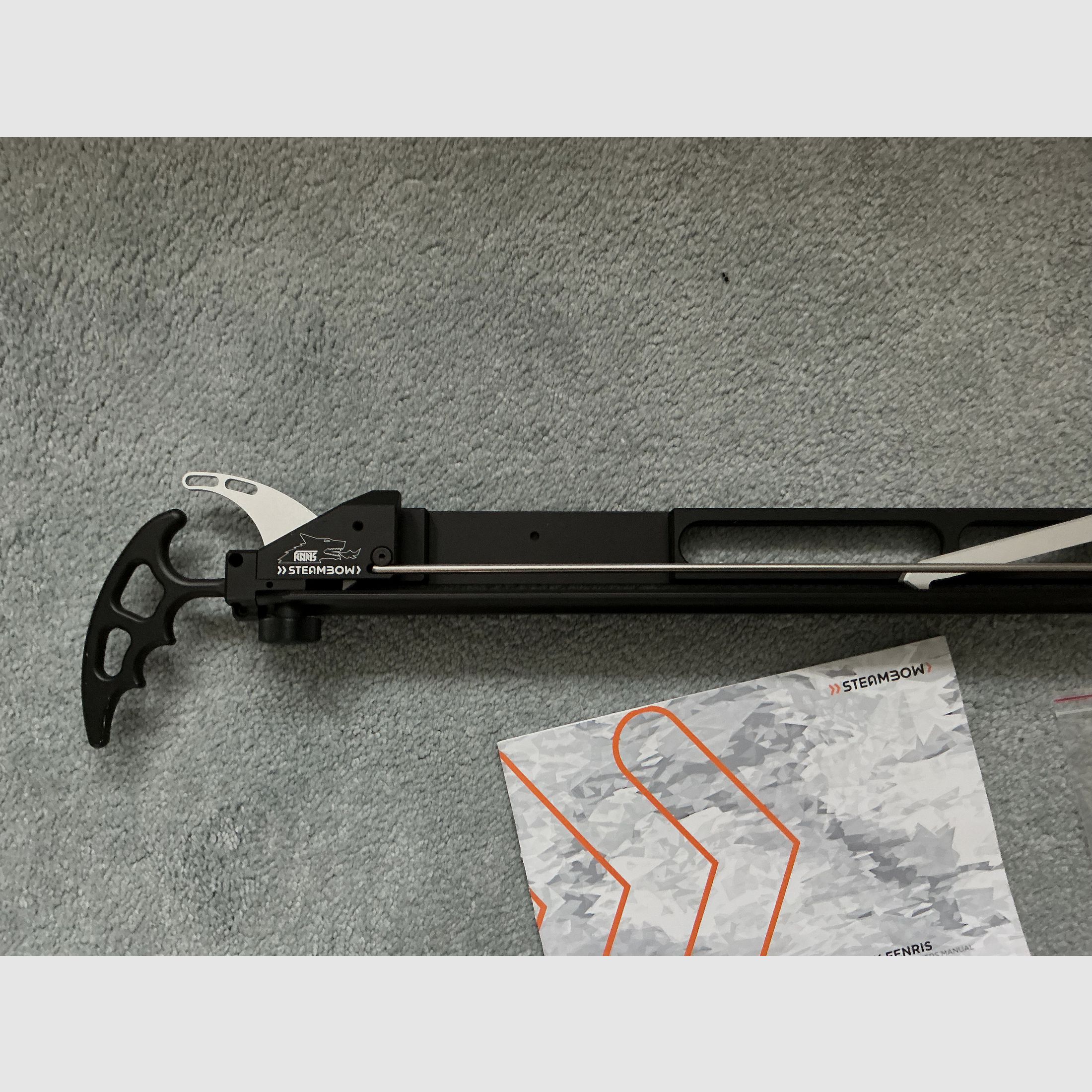 Topoint M1 compound bow Camo con Steambow Fenris magazine
