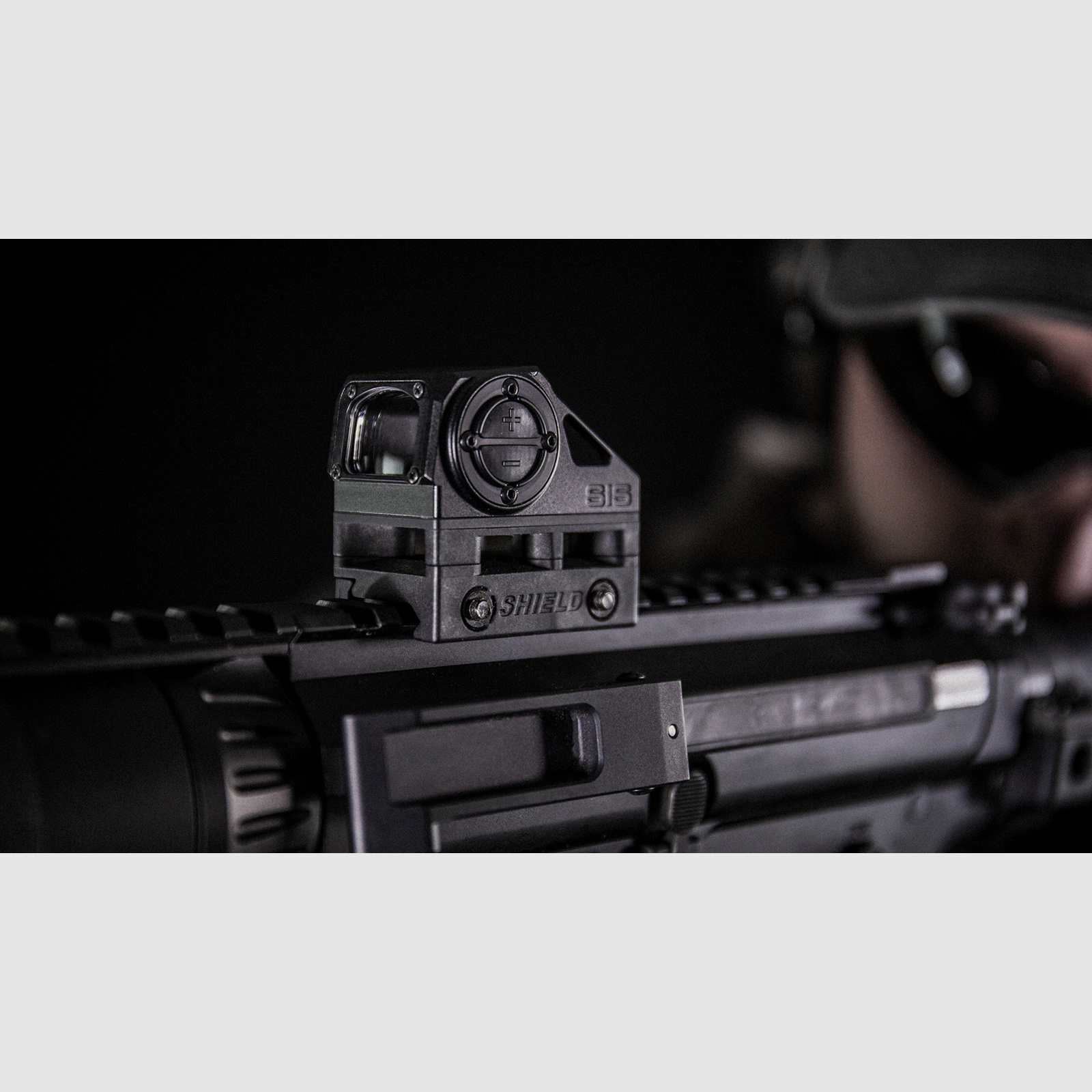 SHIELD Switchable Interface Sight 2 Center Dot (SIS2-CD) Rotpunktvisier – umschaltbares Center-Dot-Absehen – Mattschwarz