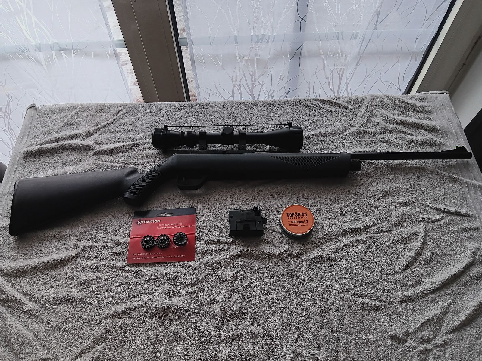 New Co2 Crosman 1077 with scope 12 shot mag.