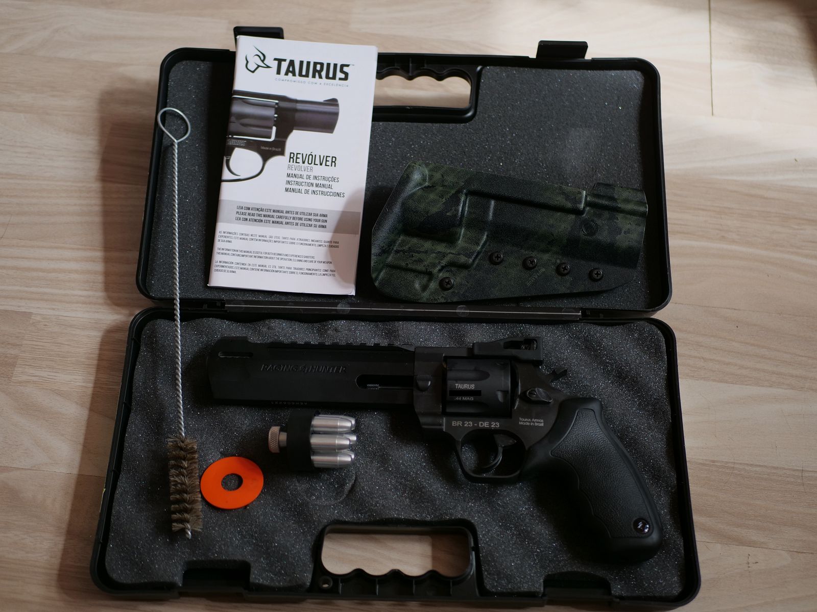 Taurus Revolver Raging Hunter – 6 3/4" caliber .44 Mag.