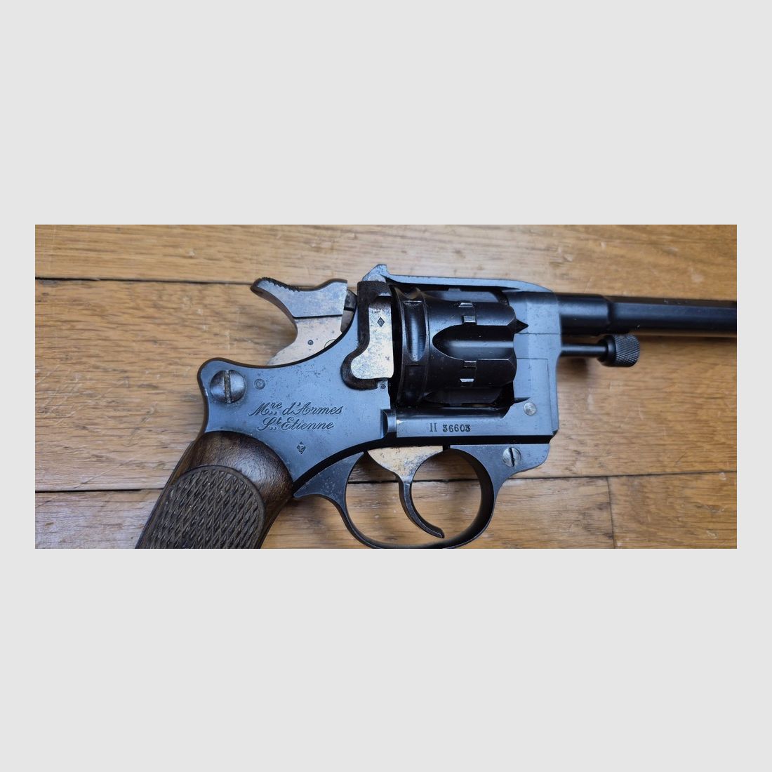 Schöner Dienstrevolver Modell 1892 – Gängig, aber mythisch – Höhepunkt des Dienstrevolvers Made in France – Kaliber 8mm92 – Mono-Nummer – Waffe von 1910 – Schöne Mechanik – Schöner Lauf – Etui Modell 1915 aus dem Ersten Weltkrieg – TBE +, Bild 5 von 31