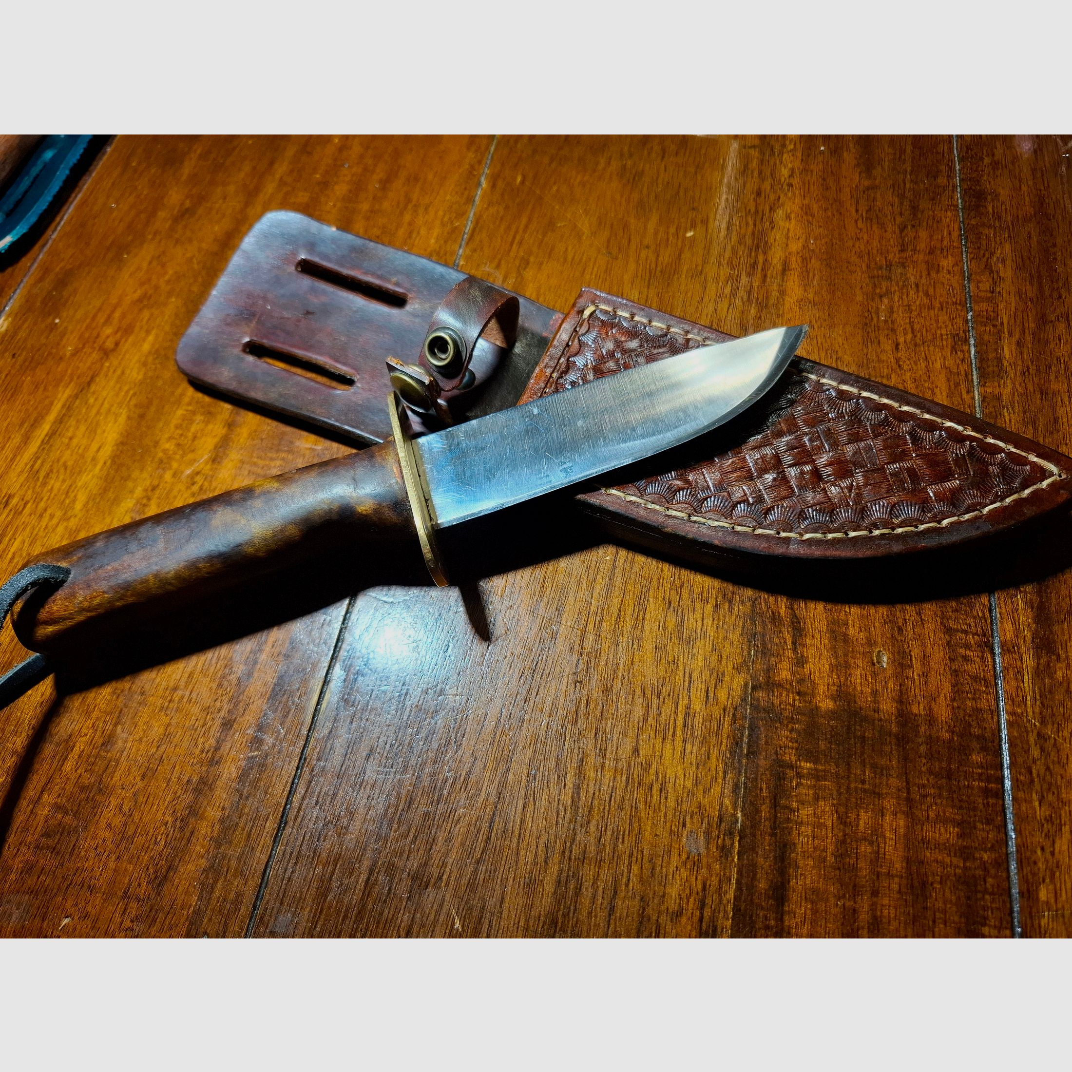 Handgearbeitetes Jagdmesser mit Scheide