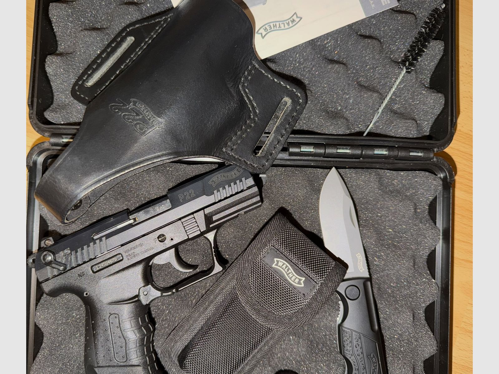 Walther P22 z nożem P22 i kaburą