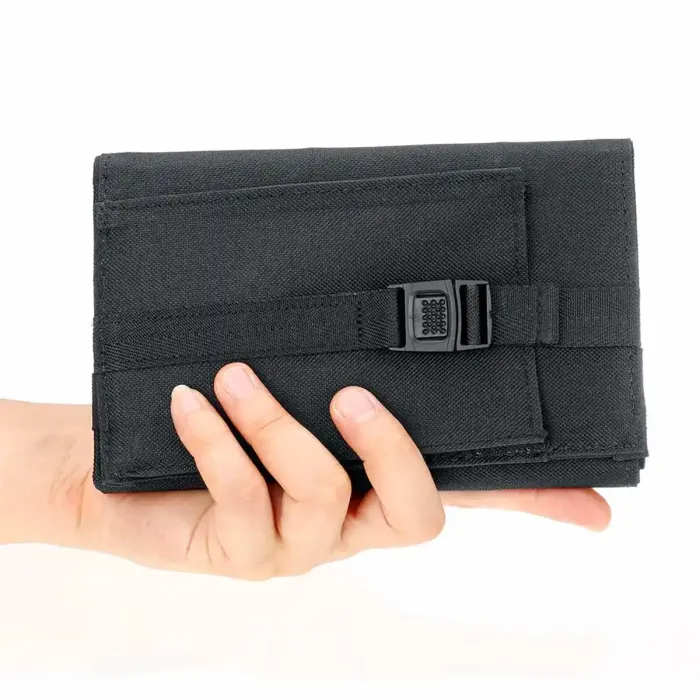 Piccolo pannello solare pieghevole con porta USB 10-20 watt in nero, immagine 2 di 7