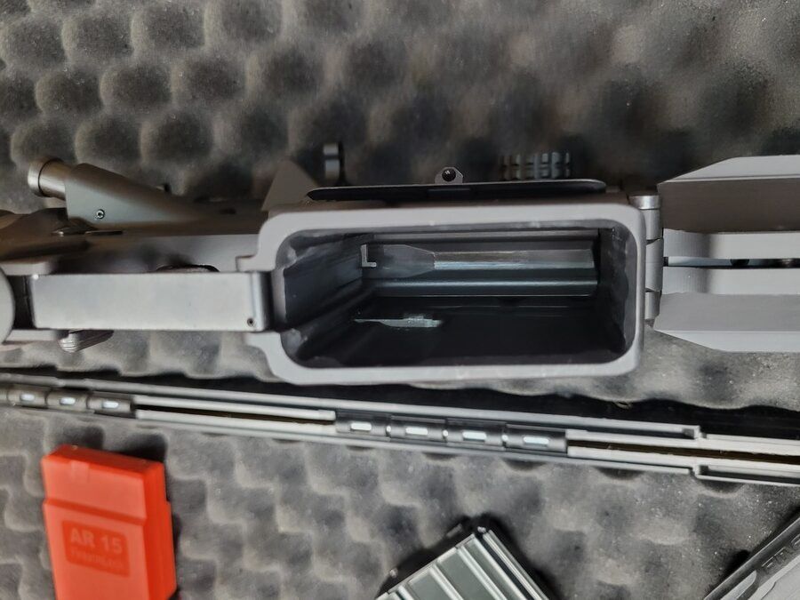Carabina AR 15 – marca ADC – modello M5 versione Custom Plus – calibro 223 – in valigetta originale – accessori custom tra cui ottica – organi di mira meccanici UTG – ottica Firefield di tipo reflex – corpo lavorato – canna da 12,5 pollici forgiata a freddo – ideale per tiri fino a 600m – usato in condizioni pari al nuovo, immagine 17 di 35