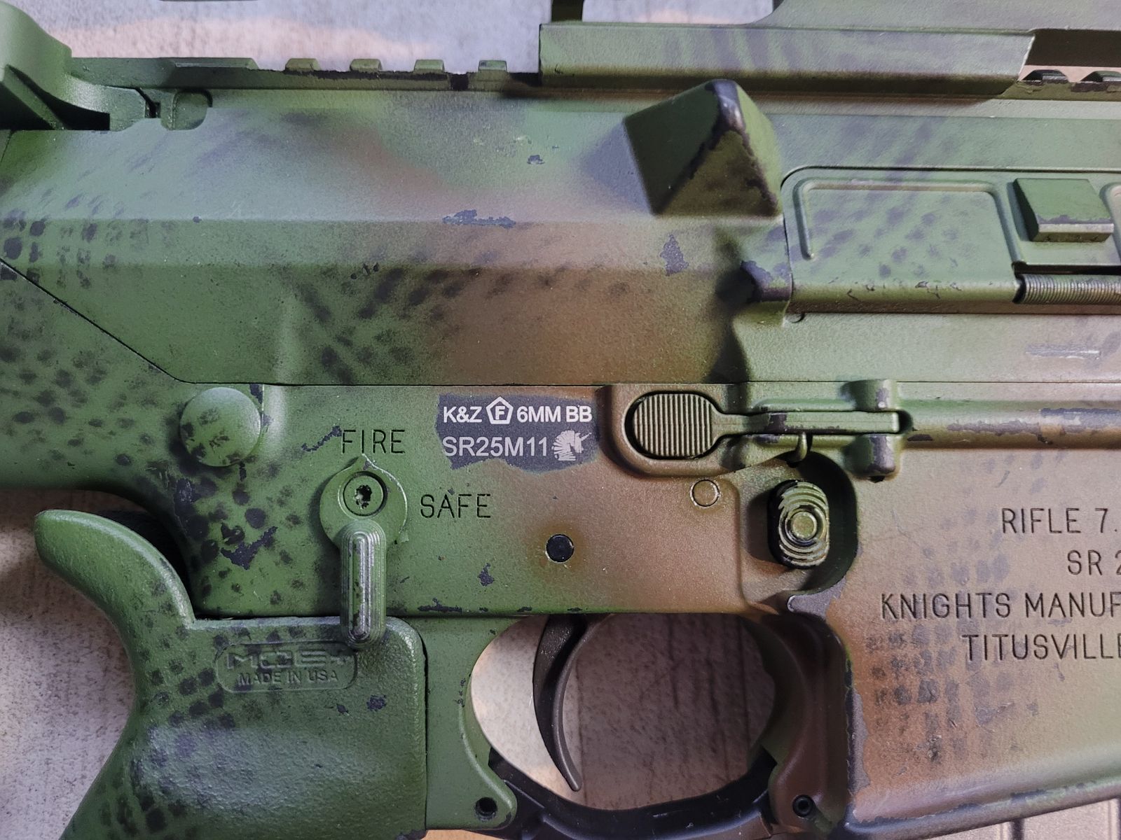 VFC SR25 ECC inkl. Firefield Shortdot, 4 Ersatzmagazinen mit Magpuls (Original) und AN/PEQ 15 Dummybox.