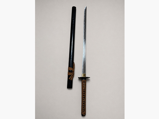 Scharfes Katana mit Scheide und sichtbarem Lagenmuster 