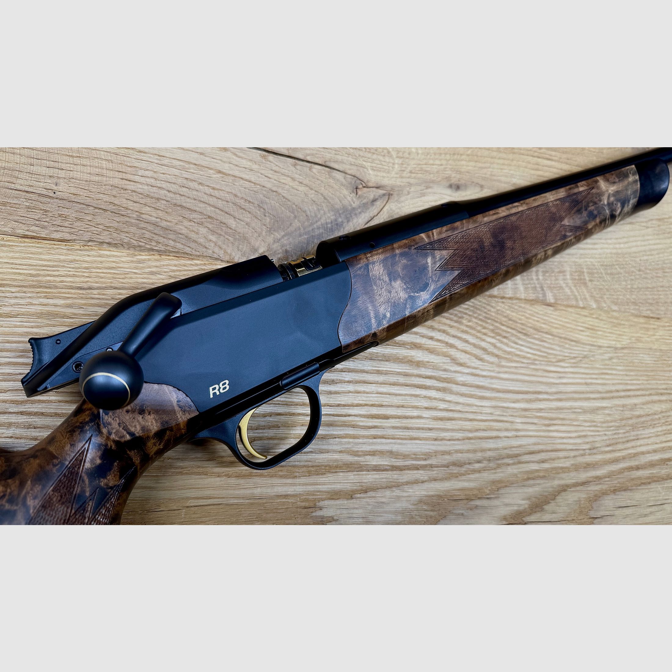Blaser R8 Custom Schaftholz HK 9-10 / mit vielen Goldelementen / Standardkaliber nach Wahl / TRAUMWAFFE