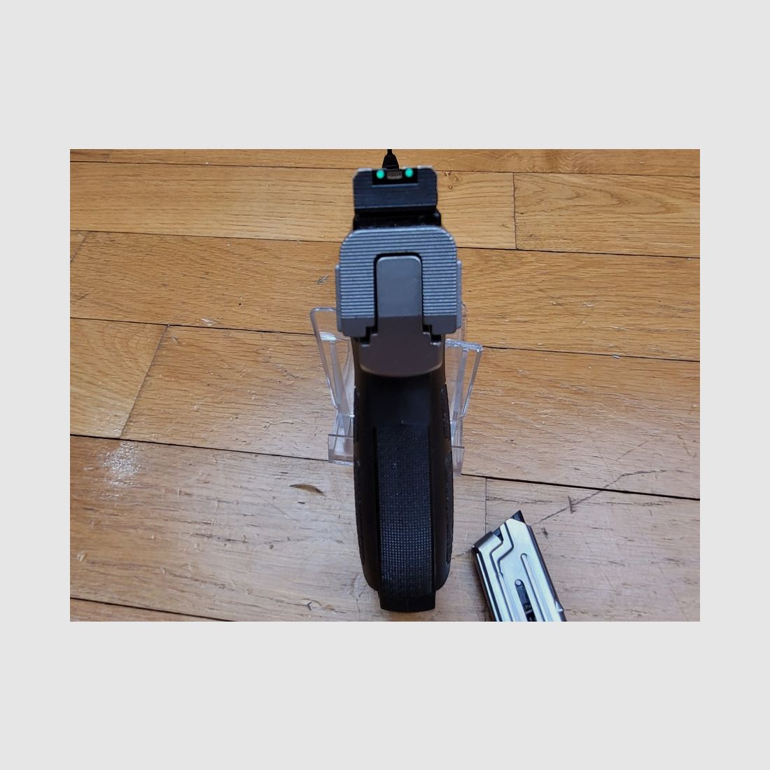 Nieuw – SW22 Victory pistool – kaliber 22LR – bull barrel in 5 ¼ – volledig van roestvrij staal – fiber optic richtmiddelen – 2 magazijnen – picatinny mogelijk – even mooi als precies, afbeelding 15 van 17