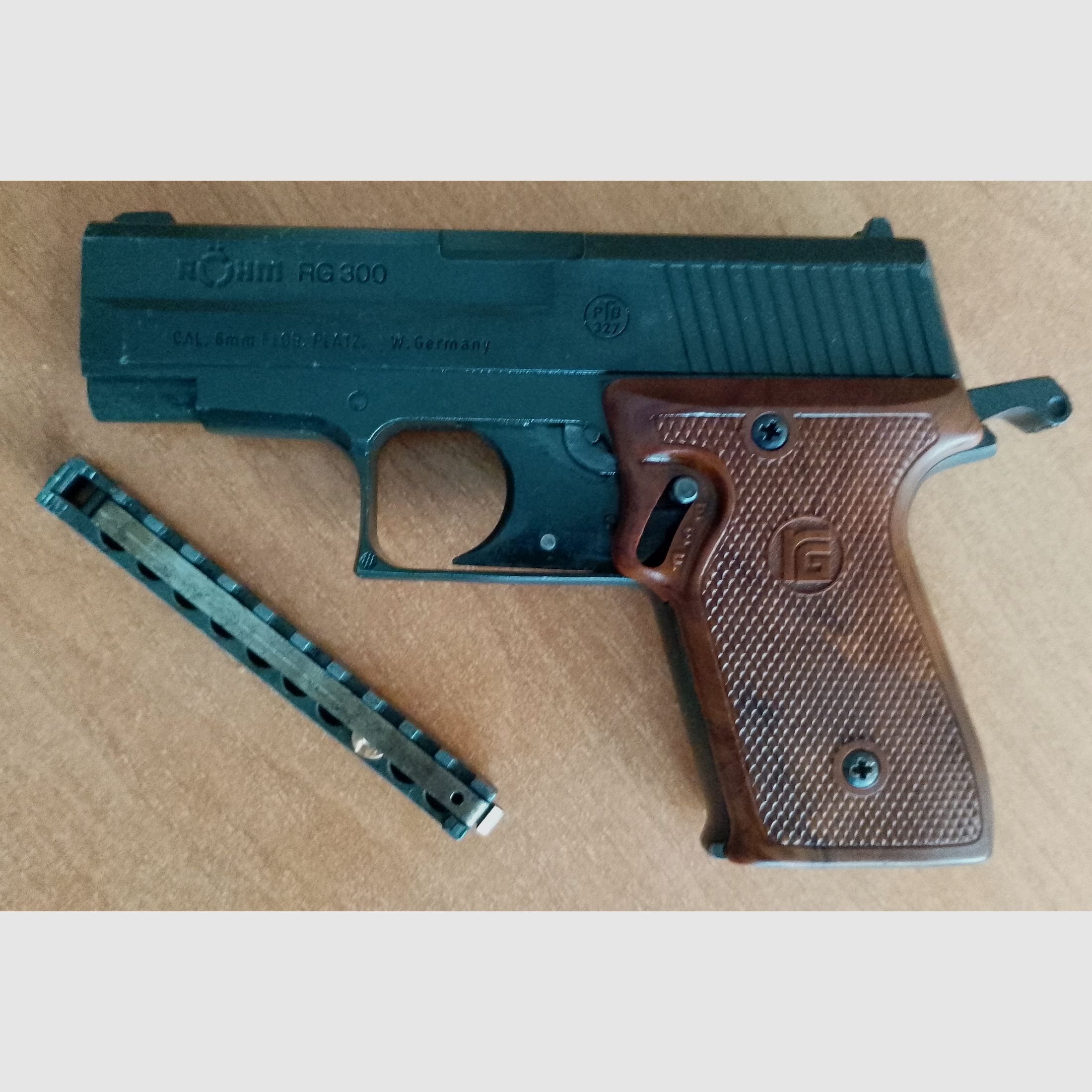 Alte Röhm RG 300 Schreckschuss Pistole Kal. 6 mm Knall Flobert