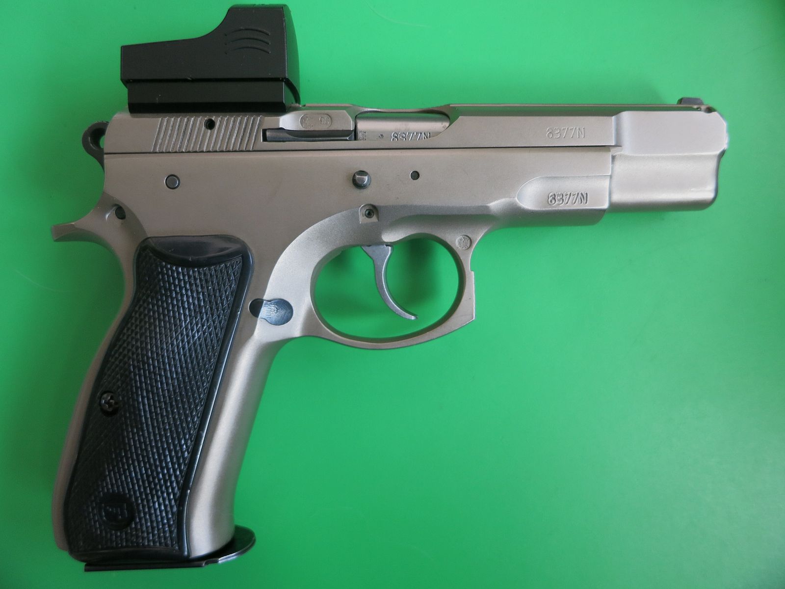 Brünner CZ75 B OMEGA en acier inoxydable ou ČZ 75 (Česká zbrojovka), pistolet semi-automatique, Cal. 9×19 + Burris Fastfire       #90