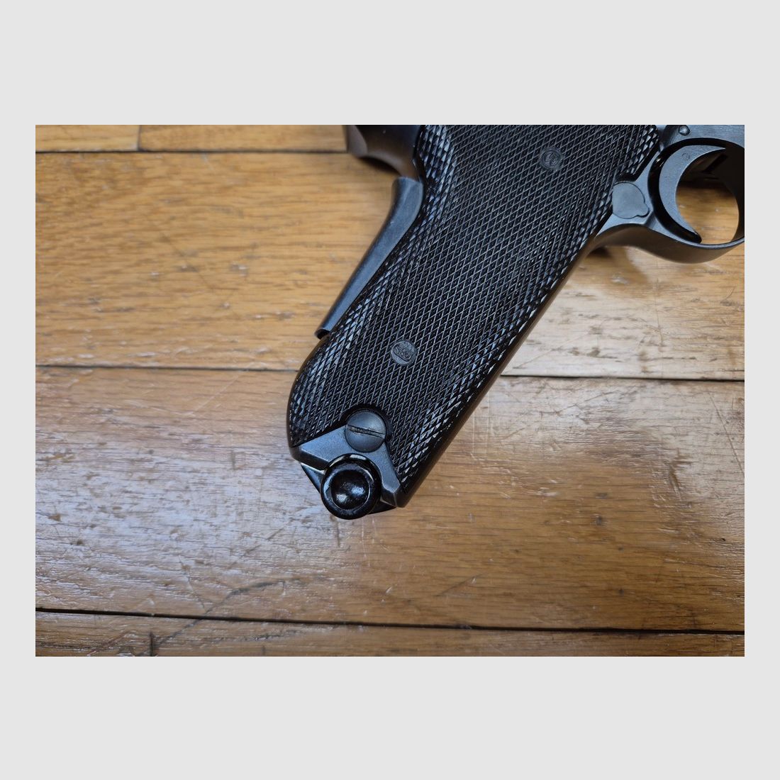 Bardzo ładny szwajcarski Luger P06/1929 – kal. 7,65 Parabellum – Arsenal w Bernie w 1942 – w pełni zgodny numer seryjny – Magazynek zgodny z modelem – Stan jak nowy!, zdjęcie 20 z 23