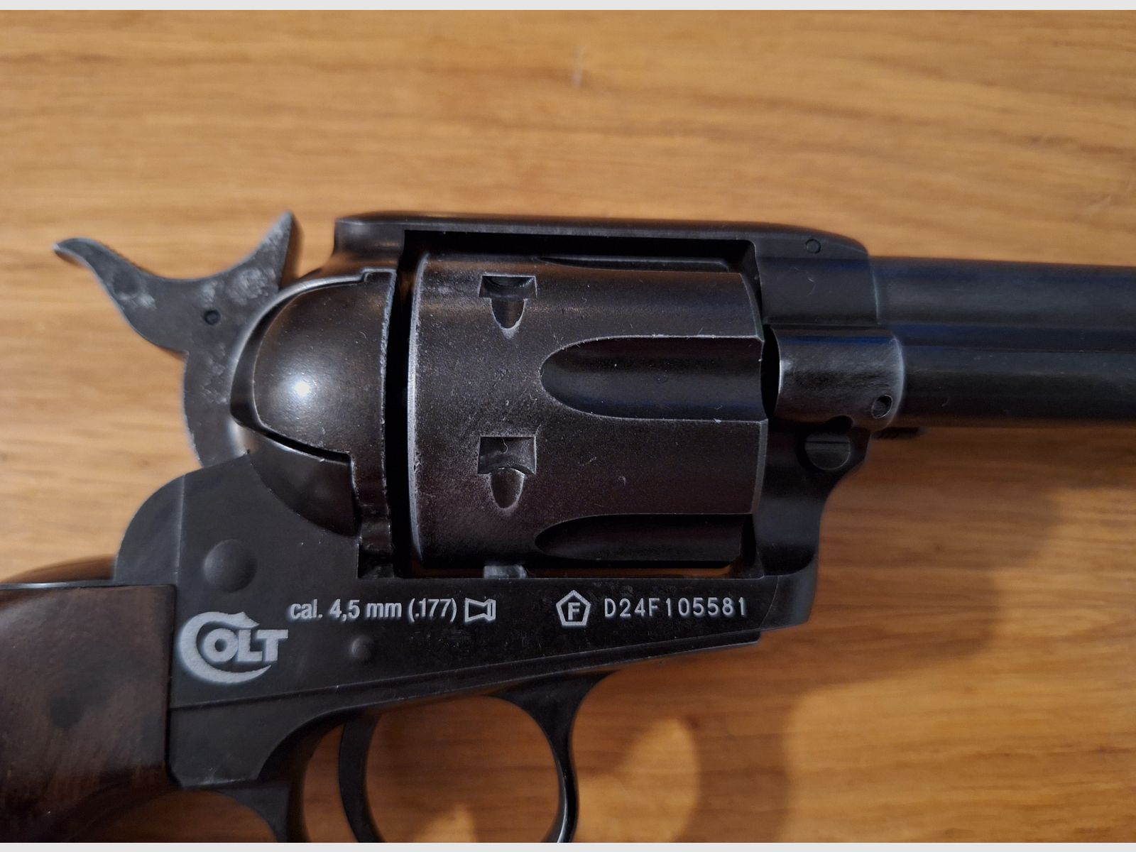 Colt Single Action Army (SAA) Co2 4,5 mm Diabolo gezogener Lauf realistisches Nachladen mit 22 Ladehülsen antik finish