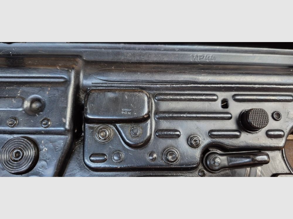 Hermoso Sturmgewehr 44 – MP43 / MP44 / Stg44 – Arma Erma de 1945 – 1er fusil de asalto de la historia – No monomatriculado pero 100% de la 2ª GM – No restaurado DDR / Yugoslavia – 2 cargadores originales de 30 disparos – Arma rara y mítica en excelente estado – TBE+ – Categoría A2 – Exportación EXCLUSIVAMENTE, imagen 29 de 39